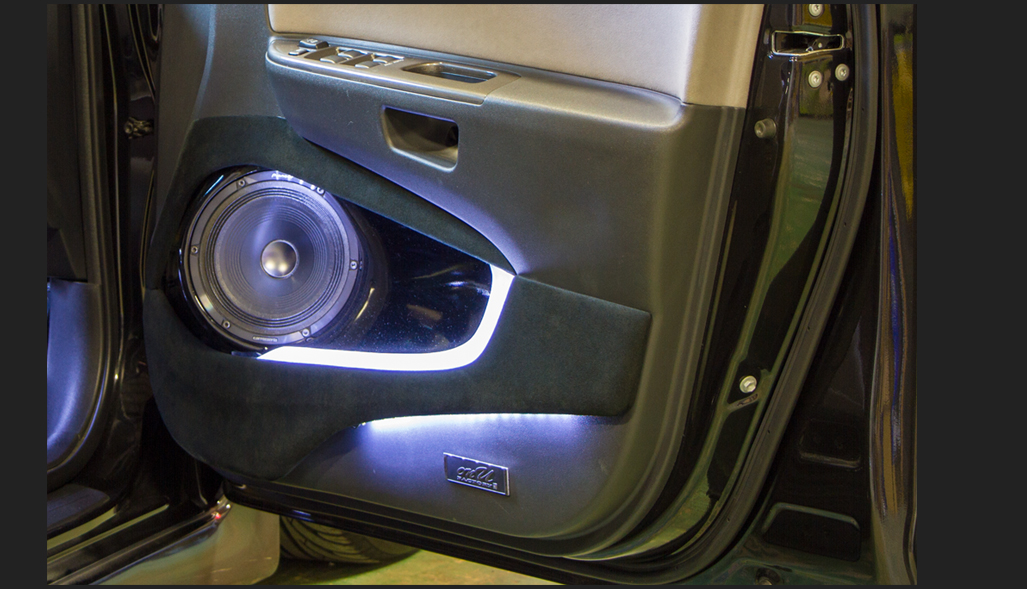 カスタム カー オーディオ　オンユーファクトリー　トヨタWISH　フロントドアスピーカー：パイオニアpioneer TS-M1RS　LED加工